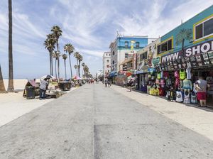 Heboh! Turis Perempuan Telanjang Duel di Pinggir Pantai