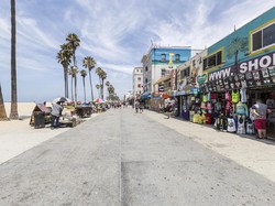 Turis Perempuan Telanjang Duel di Pinggir Jalan Bikin Heboh