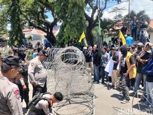 Warga di Polman Demo Tuntut Bawaslu Usut Dugaan Pelanggaran Pemilu 2024 Warga di Polman Demo Tuntut Bawaslu Usut Dugaan Pelanggaran Pemilu 2024