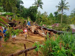 Tanah Longsor Terjang Desa Ciherang Lebak, 5 Rumah Rusak Total