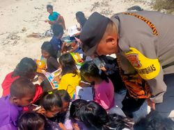 Perjuangan Aipda Nukrah Cerdaskan Anak-anak di Pulau 3T Bima