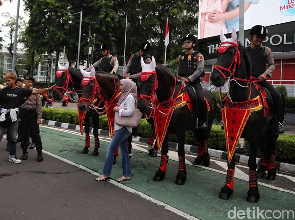 Pasukan Polisi Berkuda Jadi Primadona di CFD Bundaran HI