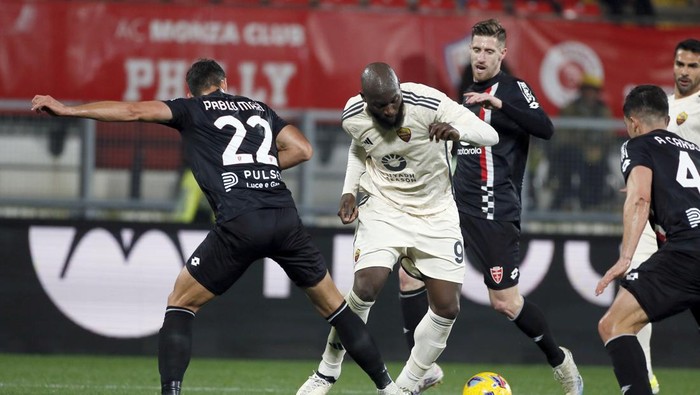 Romas Romelu Lukaku, centre, challenges for the ball during the Serie A soccer match between AC Monza and Roma at the U-Power stadium in Monza, Italy, Saturday, March 2, 2024. (Alberto Mariani/LaPresse via AP)