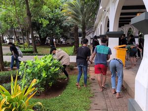 Kala Gangster Sliwer Gresik Insaf dan Dihukum Bersih-bersih Usai Digerebek