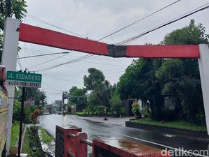 Awas! Gapura Pembatas Kalpataru-Kedawung Kota Malang Nyaris Roboh Awas! Gapura Pembatas Kalpataru-Kedawung Kota Malang Nyaris Roboh