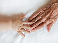 Di Jepang Ada Nenek Sewaan, Bisa Bantu Masak dan Mengasuh Anak