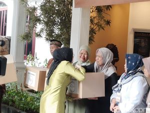 Hadiri HUT ke-44 Dekranas, Istri Wapres Bagikan Paket Sembako ke Warga