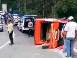 Diduga Rem Blong, Elf Muat 14 Penumpang Terguling di Jalur Sarangan