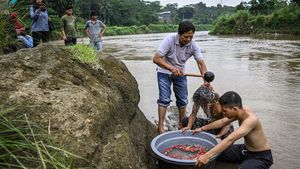 Jelang Ramadan, Warga Tangsel Mandi Air Kembang di Sungai Cisadane