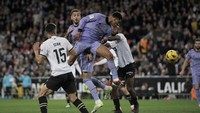 Bola sundulan Jude Bellingham bersarang di gawang Valencia. Foto: REUTERS/Pablo Morano