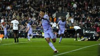 Apa daya, kenyataannya berbeda. Wasit bersikeras sudah lebih dulu meniup peluit, bahkan sebelum bola kena kepala Bellingham. Foto: AP/Jose Breton
