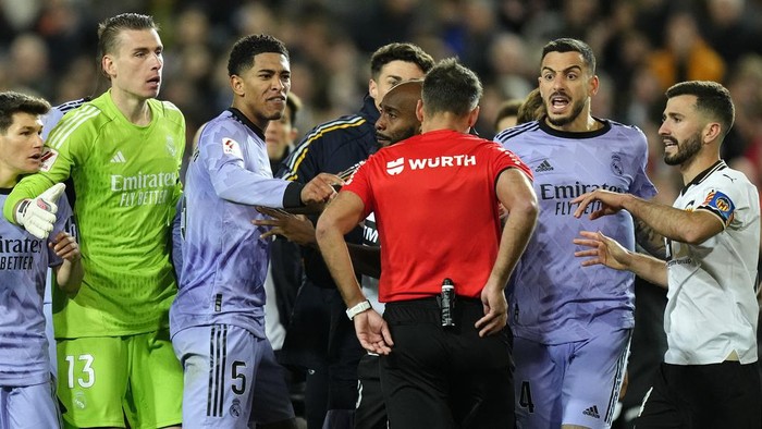 Real Madrids Jude Bellingham, third left, remonstrates after his goal was disallowed when referee Gil Manzano, center, blew for time during the La Liga soccer match between Valencia and Real Madrid at the Mestalla Stadium in Valencia, Spain, Saturday, March 2, 2024. (AP Photo/Jose Breton)