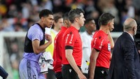 Sampai laga tuntas, Bellingham masih tampak kesal dengan wasit. Foto: Getty Images/Aitor Alcalde