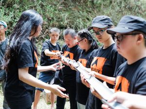 Tawa Riang Anak Disabilitas Bandung Kala Mendaki Curug Parompong KBB Tawa Riang Anak Disabilitas Bandung Kala Mendaki Curug Parompong KBB
