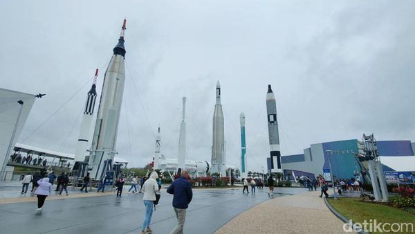 Roket Antariksa Sampai Rover Mars di Kennedy Space Center