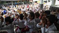 Khidmat Upacara Melasti di Pesisir Jakarta