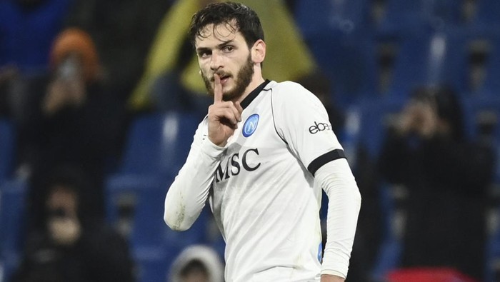 Napolis Khvicha Kvaratskhelia celebrates after scoring his team sixth goal during the Serie A soccer match between Sassuolo and Napoli at Mapei Stadium, Reggio Emilia, Italy, Wednesday Feb. 28, 2024. (Massimo Paolone/LaPresse via AP)