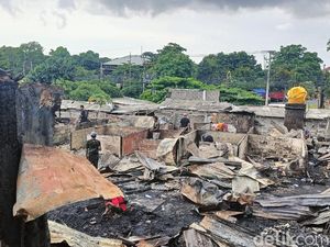 Kisah Korban Kebakaran Puluhan Kamar Kos, Hanya Tersisa Baju di Badan