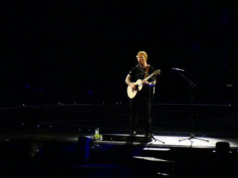 Penyanyi Ed Sheeran membawakan lagu pada konser bertajuk Ed Sheeran +-=:x tour in Indonesia di Jakarta International Stadium, Jakarta, Sabtu (2/3/2024). Pada konser di atas panggung 360 derajat tersebut Ed Sheeran membuka penampilan dengan lagu berjudul Tides serta membawakan lagu berjudul perfect, Shape of You dan Castle On the hill. ANTARA FOTO/Asprilla Dwi Adha