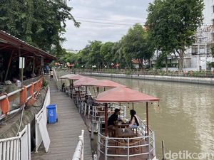 Menikmati Kuliner Apung di Kalimas Surabaya