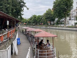 Menikmati Kuliner Apung di Kalimas Surabaya