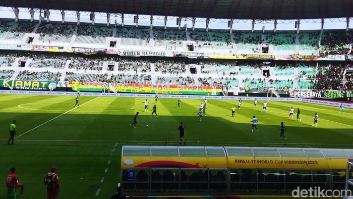 Laga Persebaya vs PSS Sleman