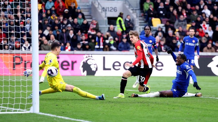 BRENTFORD, ENGLAND - MARCH 02: Mads Roerslev of Brentford scores his teams first goal during the Premier League match between Brentford FC and Chelsea FC at the Brentford Community Stadium on March 02, 2024 in Brentford, England. (Photo by Warren Little/Getty Images)