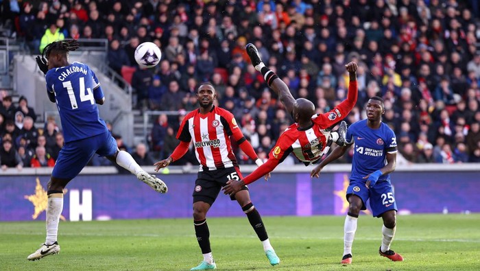 BRENTFORD, ENGLAND - MARCH 02: Yoane Wissa of Brentford scores his teams second goal with an overhead kick during the Premier League match between Brentford FC and Chelsea FC at the Brentford Community Stadium on March 02, 2024 in Brentford, England. (Photo by Warren Little/Getty Images)