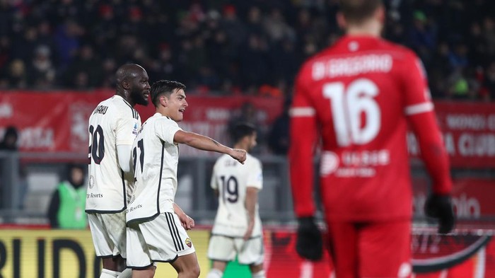 MONZA, ITALY - MARCH 02: Paulo Dybala of AS Roma celebrates his goal with his team-mate Romelu Lukaku during the Serie A TIM match between AC Monza and AS Roma - Serie A TIM  at U-Power Stadium on March 02, 2024 in Monza, Italy. (Photo by Marco Luzzani/Getty Images)