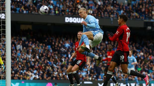 Soccer Football - Premier League - Manchester City v Manchester United - Etihad Stadium, Manchester, Britain - March 3, 2024 Manchester City's Erling Braut Haaland heads at goal Action Images via Reuters/Lee Smith NO USE WITH UNAUTHORIZED AUDIO, VIDEO, DATA, FIXTURE LISTS, CLUB/LEAGUE LOGOS OR 'LIVE' SERVICES. ONLINE IN-MATCH USE LIMITED TO 45 IMAGES, NO VIDEO EMULATION. NO USE IN BETTING, GAMES OR SINGLE CLUB/LEAGUE/PLAYER PUBLICATIONS.