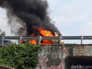 1 Mobil MPV Ludes Terbakar di Tol Semarang-Solo Wilayah Boyolali 1 Mobil MPV Ludes Terbakar di Tol Semarang-Solo Wilayah Boyolali