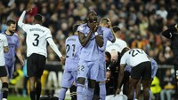 Para pemain sontak memanggil tim medis. Beberapa di antaranya juga pasang wajah amat khawatir melihat cedera Diakhaby. Antonio Rüdiger salah satunya. Foto: AP/Jose Breton