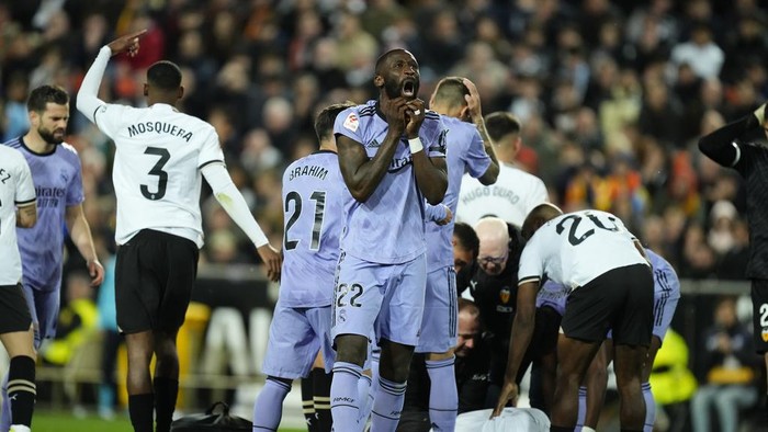 Mouctar Diakhaby, Valencia vs Real Madrid Real Madrid's Antonio Rudiger, center, reacts after Valencia's Mouctar Diakhaby receives treatment after getting an injury during the La Liga soccer match between Valencia and Real Madrid at the Mestalla Stadium in Valencia, Spain, Saturday, March 2, 2024. (AP Photo/Jose Breton)