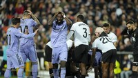 Antonio Rüdiger beberapa kali memperlihatkan gestur penuh kerisauan terhadap kondisi Diakhaby, walaupun keduanya membela tim yang berbeda. Foto: AP/Jose Breton