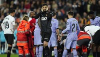 Kiper Valencia Giorgi Mamardashvili juga terlihat ngeri dan tidak kuat melihat cedera yang dialami rekan satu timnya. Foto: AP/Jose Breton