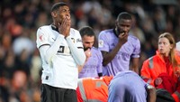 Saat Diakhaby diperiksa tim medis, Cristhian Mosquera juga tampak sukar menahan emosi. Foto: Getty Images/Aitor Alcalde