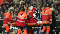 Mouctar Diakhaby pada akhirnya ditandu keluar lapangan. Dengan cedera patah kaki, ia diprediksi harus menepi cukup lama. Foto: AP/Jose Breton