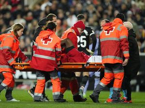 Ekspresi Pemain Valencia dan Real Madrid Lihat Diakhaby Patah Kaki Ekspresi Pemain Valencia dan Real Madrid Lihat Diakhaby Patah Kaki