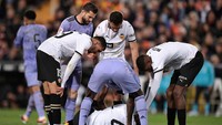 Diakhaby terkapar di menit ke-87 laga Valencia vs Real Madrid. Kakinya patah tertimpa tubuh Aurelien Tchouameni. Foto: REUTERS/Pablo Morano