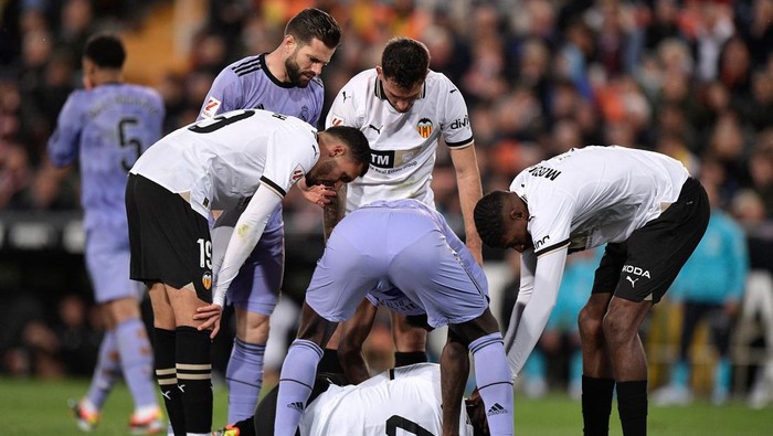 Soccer Football - LaLiga - Valencia v Real Madrid - Mestalla, Valencia, Spain - March 2, 2024 Valencia's Mouctar Diakhaby reacts after sustaining an injury as players look on REUTERS/Pablo Morano