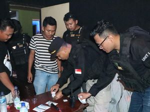 Tim Patroli Siraju Polres Jepara Tes Urine Pengunjung Karaoke, Ini Hasilnya Tim Patroli Siraju Polres Jepara Tes Urine Pengunjung Karaoke, Ini Hasilnya