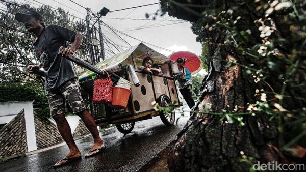 Potret Manusia Gerobak Bertarung Hidup di Ibu Kota