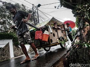 Potret Manusia Gerobak Bertarung Hidup di Ibu Kota Potret Manusia Gerobak Bertarung Hidup di Ibu Kota