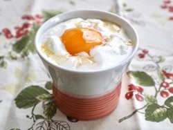 Unik! Puding Creamy Ini Disajikan dengan Telur Mentah