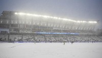 Ya, pertandingan di Utah ini memang berjalan di bawah guyuran hujan salju nan lebat. Foto: USA TODAY Sports via Reuters Con/Christopher Creveling