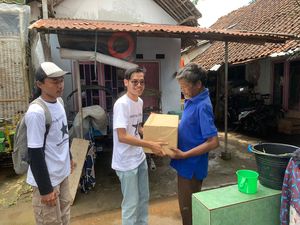 Aksi Sosial Pemuda Kabupaten Malang Bagikan Sembako ke Warga Pra Sejahtera