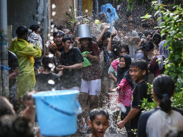 Serunya Sambut Ramadan dengan Tradisi Gebruyan Air