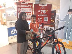 Seneng Banget, Warga Ini Beli Sepeda Harga Miring di Transmart Full Day Sale
