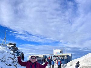 Menyentuh Salju Abadi di Mount Titlis, Swiss Menyentuh Salju Abadi di Mount Titlis, Swiss