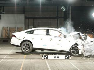 Detik-detik Honda Accord Hybrid Dites Tabrak, Begini Hasilnya Detik-detik Honda Accord Hybrid Dites Tabrak, Begini Hasilnya